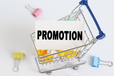 İş konsepti. Alışveriş arabasında, metin kartın üzerinde yazılı - tanıtım.