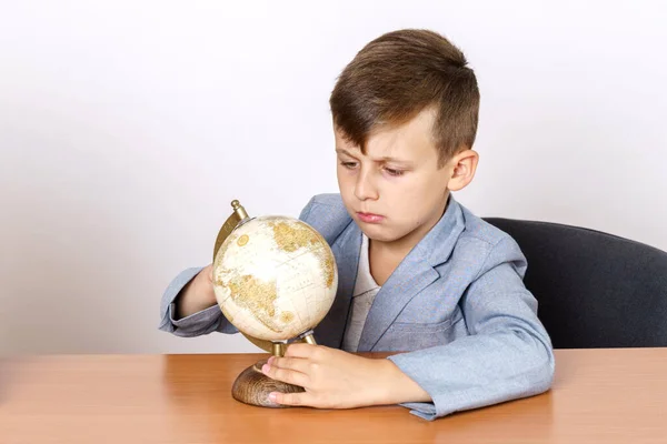 Onderwijsconcept Student Doet Huiswerk Bestudeert Wereld Hij Heeft Boeken Aan — Stockfoto