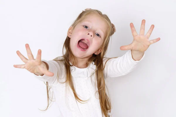 Kinderconcept Een Meisje Verschillende Richtingen Haar Handen Kijkt Naar Camera — Stockfoto