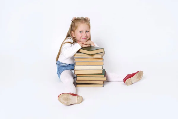 Concepto Educación Personas Retrato Una Niña Que Sienta Cerca Los —  Fotos de Stock