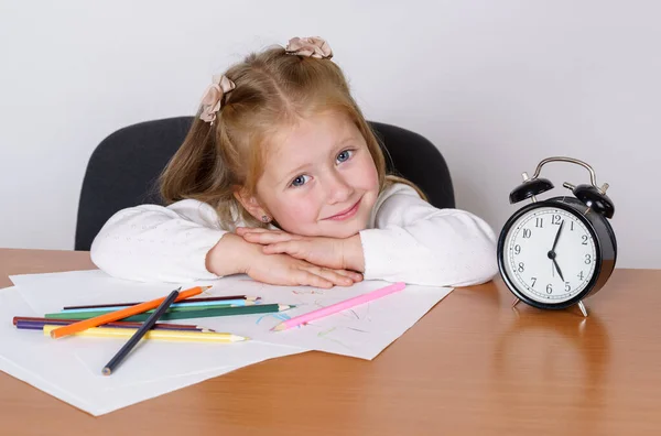 Éducation Concept Des Enfants Fille Est Assise Table Fatiguée Dessiner — Photo