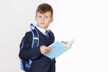 Eğitim konsepti. Öğrenci kitabı açtı ve kameraya baktı. Beyaz arkaplanda izole.