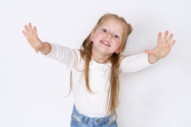 Çocuk konsepti. Farklı yönlerden gelen bir kız kameraya bakıyor. Beyaz arkaplan üzerinde izole edilmiş.
