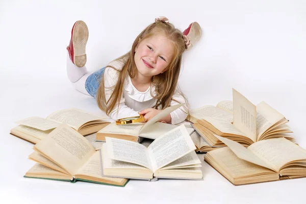 Concepto Educación Personas Chica Acuesta Suelo Sobre Los Libros Mira —  Fotos de Stock