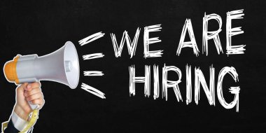 Bir işadamı hoparlöre konuşuyor, metnin yanında - işe alıyoruz. Görünürde yüz yok. Siyah arkaplan