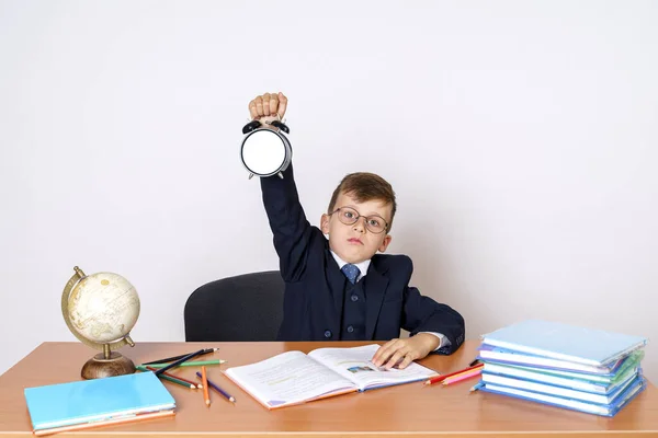Onderwijsconcept Student Zit Aan Tafel Doet Zijn Huiswerk Wijst Naar — Stockfoto