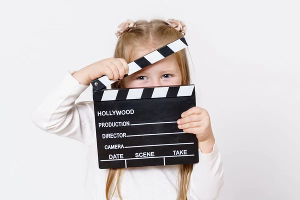 Kinderkonzept Ein Mädchen Blickt Durch Ein Klappbrett Die Kamera Isoliert — Stockfoto
