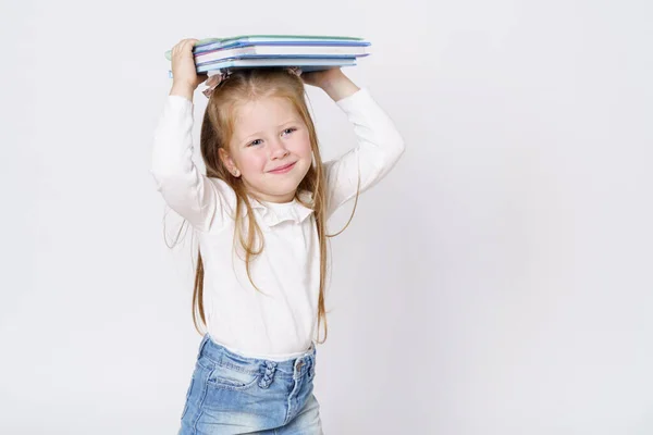 Bildungs Und Kinderkonzept Ein Mädchen Hält Bücher Auf Dem Kopf — Stockfoto