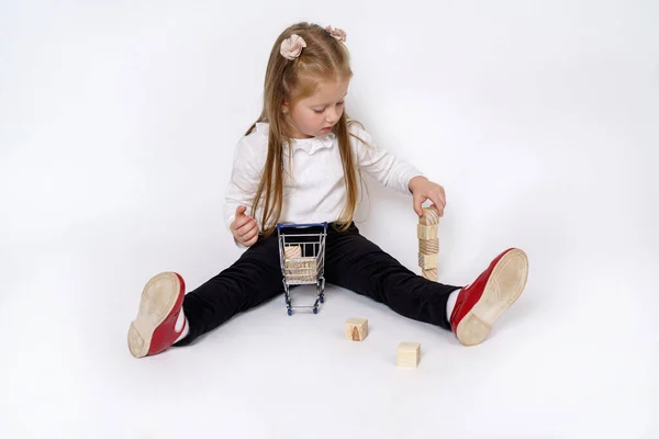 Kinderkonzept Das Mädchen Sitzt Auf Dem Boden Und Spielt Mit — Stockfoto