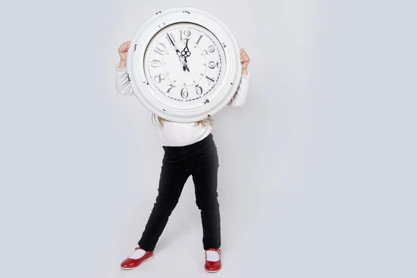 Concepto Niños Niña Para Sostiene Gran Reloj Blanco Frente Cara — Foto de Stock