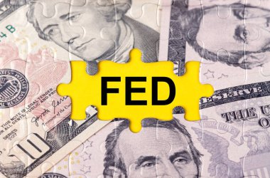 İş konsepti. Yazıtın ortasında doların görüntüsüyle bulmaca - FED