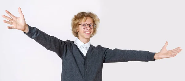 教育の概念 十代の少年は手を開いてジェスチャーを示す 白地に隔離された — ストック写真