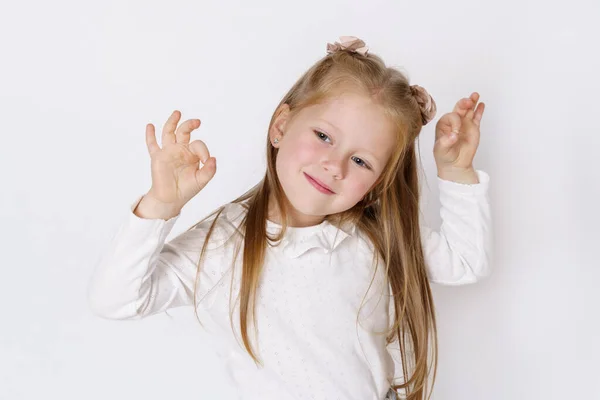 Kinderkonzept Das Mädchen Zeigt Die Geste Ordnung — Stockfoto