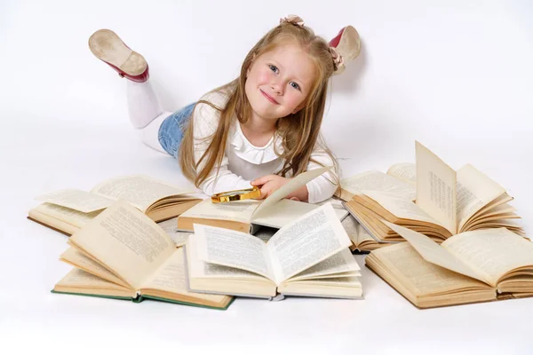 Concepto Educación Personas Chica Acuesta Suelo Sobre Los Libros Mira —  Fotos de Stock