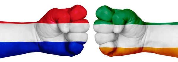 人民斗争的概念 两只手紧握着拳头 彼此相对 手绘有各国国旗的颜色 法国诉科特迪瓦案 — 图库照片