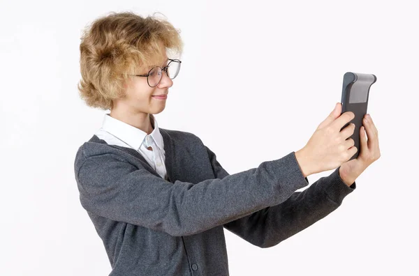 Concepto Educativo Niño Adolescente Utiliza Una Tableta Aislado Sobre Fondo — Foto de Stock