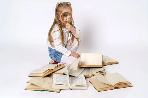 Concepto Educación Personas Chica Leyendo Libros Mirando Través Una Lupa —  Fotos de Stock