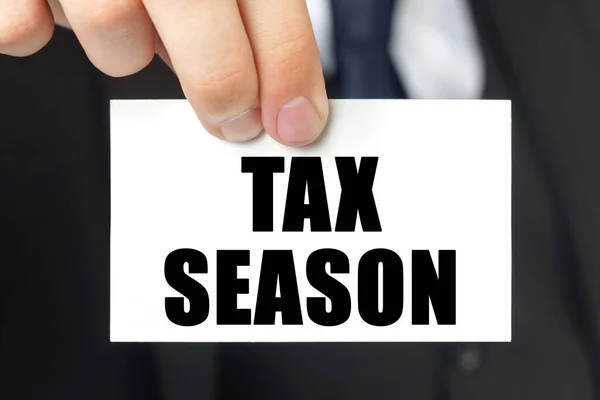 Koncepcja Biznesu Biznesmen Pokazuje Kartę Tekstem Tax Season — Zdjęcie stockowe