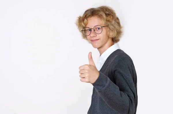 Vzdělávací Koncept Teen Boy Ukazuje Prvotřídní Gesto Izolované Přes Bílé — Stock fotografie