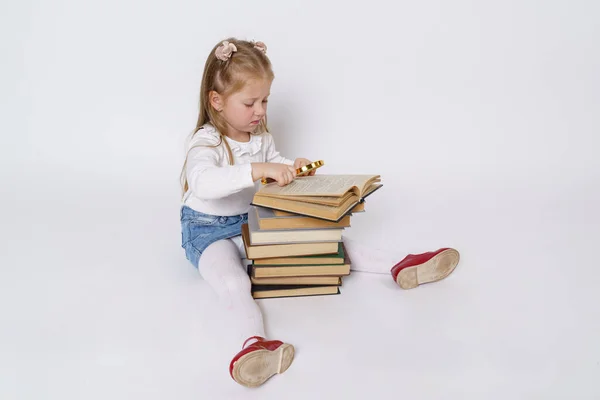 Bildung Und Menschen Porträt Eines Teenagers Der Neben Büchern Sitzt — Stockfoto
