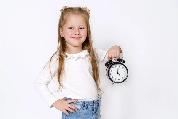 Kinderkonzept Ein Mädchen Hält Einen Wecker Der Hand Spielt Damit — Stockfoto