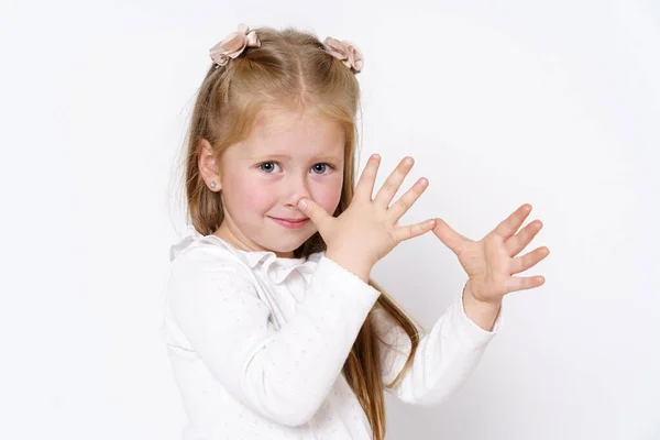 Kinderkonzept Das Mädchen Lächelt Hält Sich Die Hände Vor Die — Stockfoto