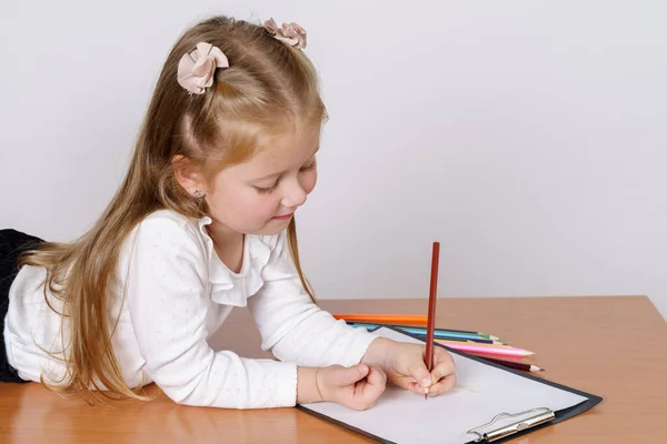 Gyerekkoncepció Lány Hazudik Rajzol Egy Papírlapot Ceruzákkal Elszigetelt Fehér Háttér — Stock Fotó