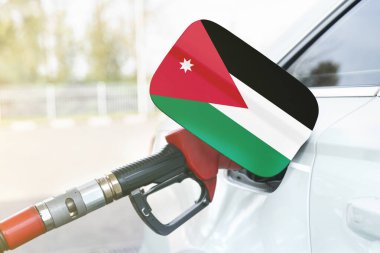 Enerji ve ekonomi kavramı. Arabanın benzin deposunda Jordan 'ın bayrağı var. Depoda da benzin pompası var..