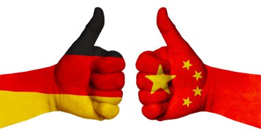 Politika ve finans kavramı. Parmağını kaldırmış iki el. Jest sınıfını tasvir ettiler, müzakere etmeyi başardılar. Ülkelerin, Çin 'in ve Almanya' nın bayraklarının imajında