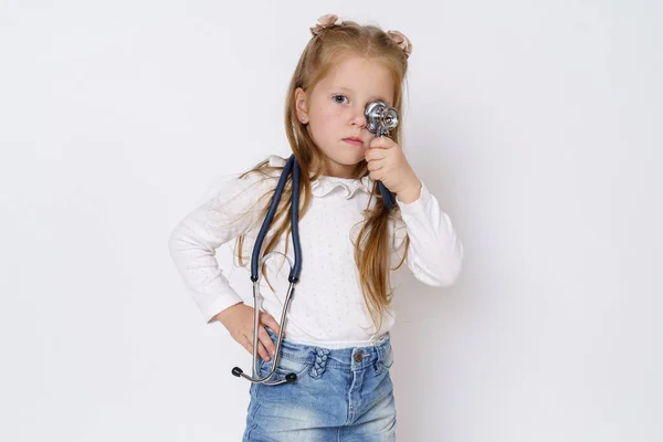 Medizinkonzept Ein Mädchen Hält Ein Stethoskop Der Hand Spielt Damit — Stockfoto
