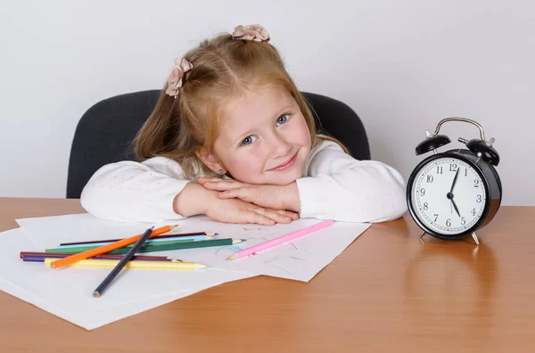 Éducation Concept Des Enfants Fille Est Assise Table Fatiguée Dessiner — Photo