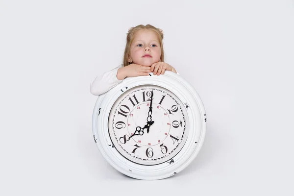 Conceito Crianças Menina Está Sentada Chão Frente Grande Relógio Branco — Fotografia de Stock