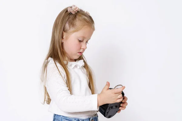 Çocuk Konsepti Bir Kız Elinde Çalar Saati Tutuyor Onunla Oynuyor — Stok fotoğraf