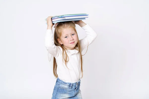 Bildungs Und Kinderkonzept Ein Mädchen Hält Bücher Auf Dem Kopf — Stockfoto