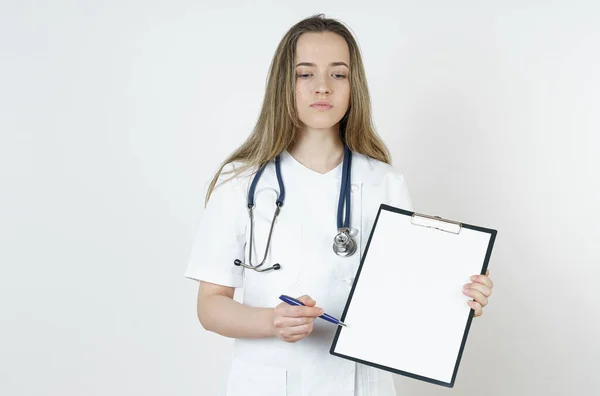 Concepto Medicina Salud Doctor Señalando Con Bolígrafo Una Tableta Mirando — Foto de Stock