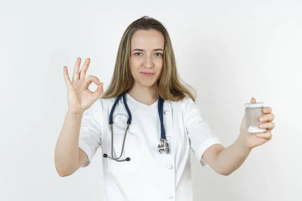 Medicin Och Hälsa Koncept Läkare Kvinna Håller Piller Händerna Visar — Stockfoto