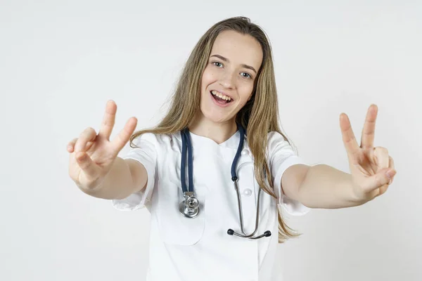 Conceito Medicina Saúde Uma Médica Mostra Gesto Mão Indicando Que — Fotografia de Stock