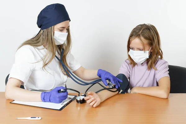 Koncepcja Medycyny Zdrowia Nastolatka Pediatry Lekarz Mierzy Ciśnienie Izolacja Białym — Zdjęcie stockowe