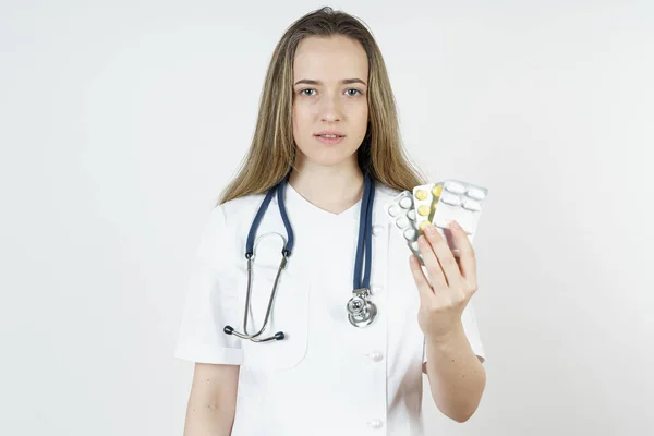 Medizin Und Gesundheitskonzept Ärztin Hält Tabletten Händen Isoliert Auf Weißem — Stockfoto