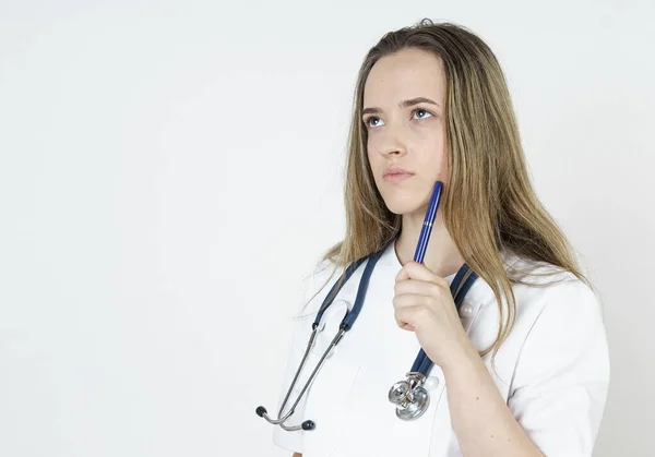 Concepto Medicina Salud Doctor Leyó Pensativamente Sosteniendo Una Pluma Cara —  Fotos de Stock