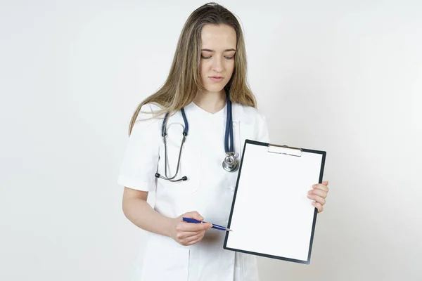 Concepto Medicina Salud Doctor Señalando Con Bolígrafo Una Tableta Aislado — Foto de Stock