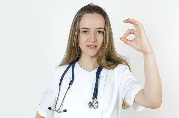 Medizin Und Gesundheitskonzept Ärztin Zeigt Geste Isoliert Auf Weißem Hintergrund — Stockfoto