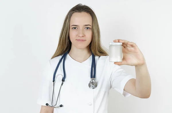 Orvosi Egészségügyi Koncepció Orvosnő Tablettákat Tart Kezében Fehér Alapon Elszigetelve — Stock Fotó