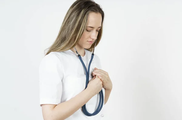 Medizin Und Gesundheitskonzept Ärztin Hört Mit Stethoskop Auf Ihr Herz — Stockfoto