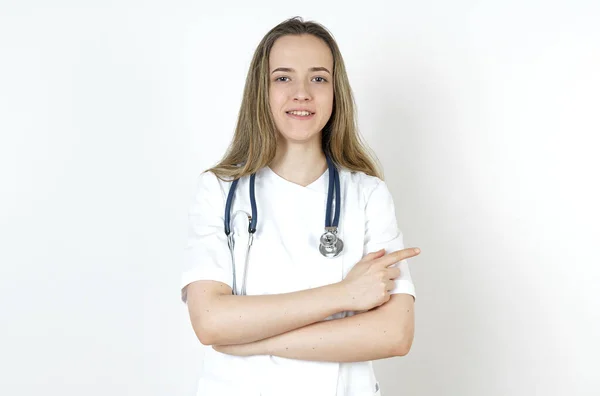 Medizin Und Gesundheitskonzept Arzt Zeigt Zur Seite Isoliert Auf Weißem — Stockfoto