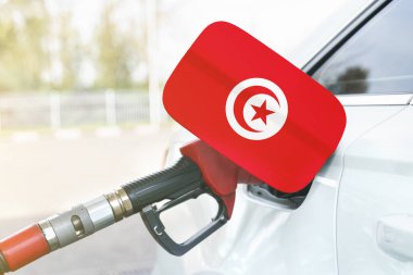 Enerji ve ekonomi kavramı. Arabanın benzin deposunda Tunus bayrağı var. Depoda da benzin pompası var..