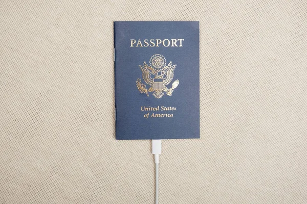 Passeport Citoyen Américain Avec Câble Blanc Branché Sur Passeport Sur — Photo