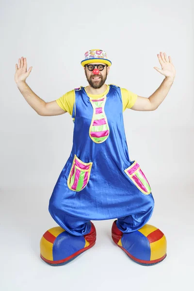 Concepto Vacaciones Payaso Hombre Con Traje Azul Amarillo Brillante Gafas — Foto de Stock