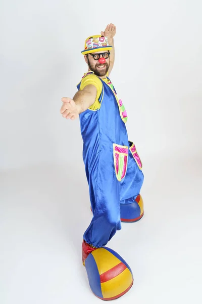 Ferienkonzept Der Clown Ist Ein Mann Einem Leuchtend Blauen Und — Stockfoto