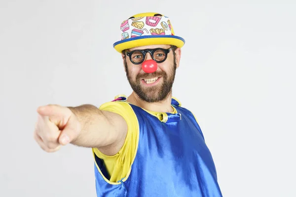 Concepto Vacaciones Payaso Con Traje Azul Amarillo Brillante Gafas Sombrero — Foto de Stock